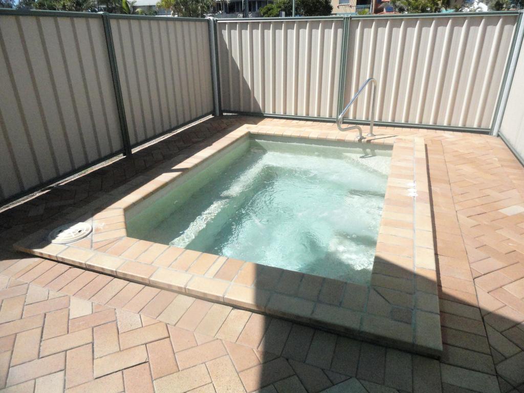 Queensleigh Holiday Apartments ブロードビーチ エクステリア 写真